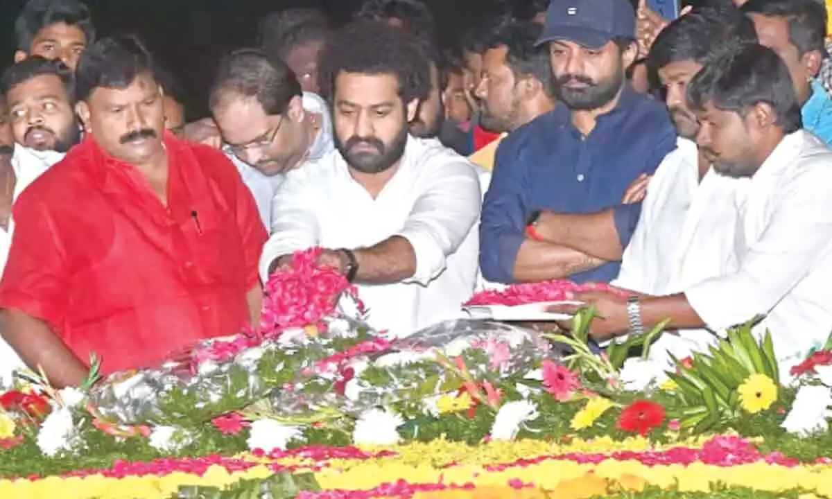 NTR family pays homage to former CM