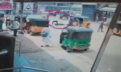 Two women attacked by knife in broad daylight in Hyd