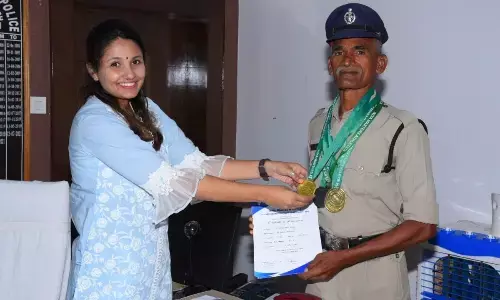 SP M Deepika felicitating Krishnam Naidu in Vizianagaram on Saturday