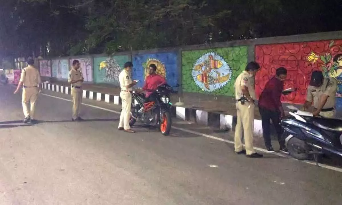 Police checking the commuters during night in Visakhapatnam as  part of nakabandi