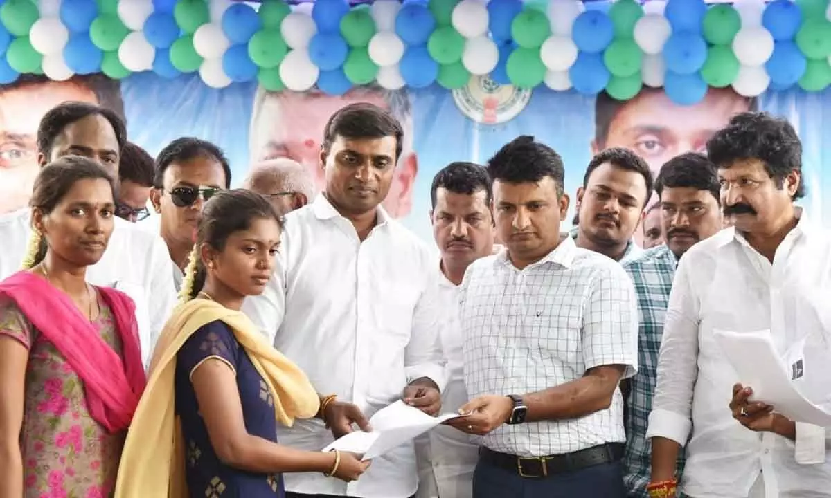Rajampet MP P Midhun Reddy, Annamayya District Collector P S Girisha present the offer letters to youth at a mega job mela in Tamballapalle on Monday