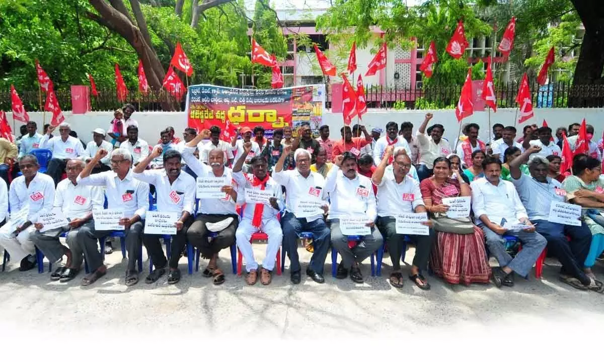 Leaders of Left parties staging a protest in front of the Collectorate in Ongole on Monday