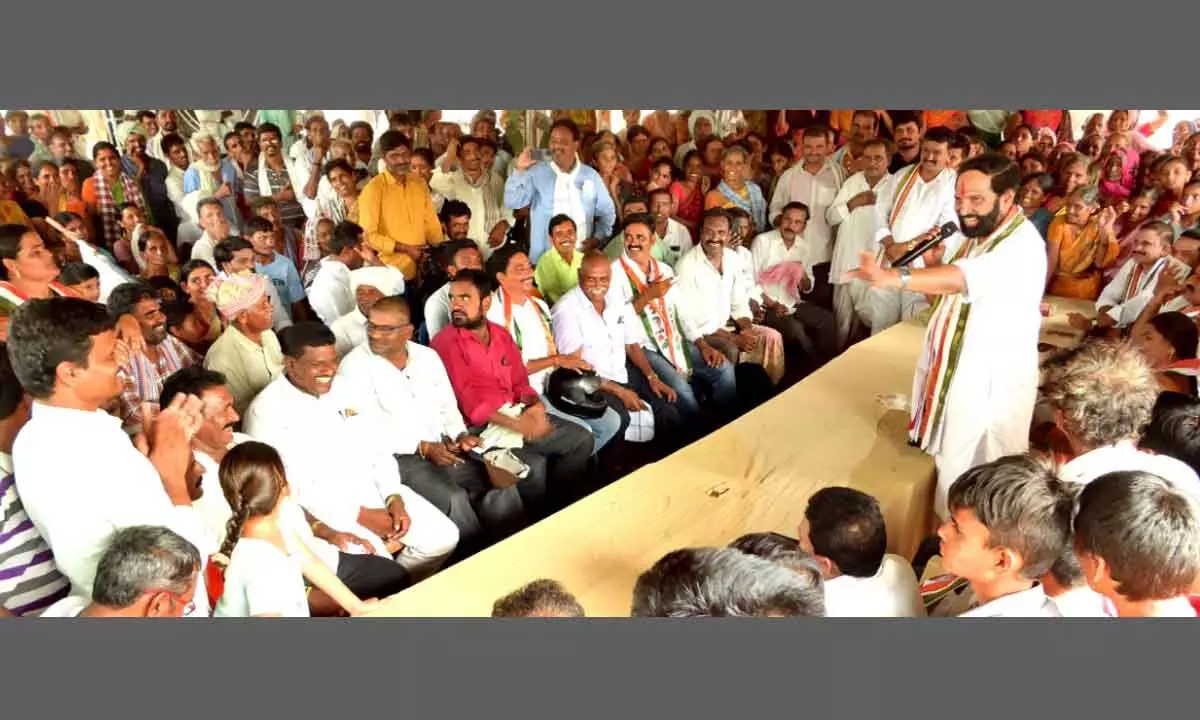 Nalgonda MP Uttam Kumar Reddy interacting with villagers during his Rythu Barosa Yatra in Huzurnagar constituency on Monday