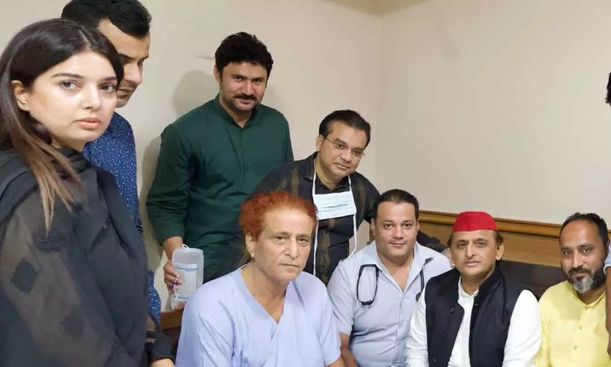 Samajwadi Party president Akhilesh Yadav Wednesday visited his party MLA Azam Khan at the Sir Ganga Ram Hospital