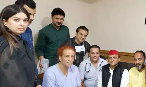 Samajwadi Party president Akhilesh Yadav Wednesday visited his party MLA Azam Khan at the Sir Ganga Ram Hospital