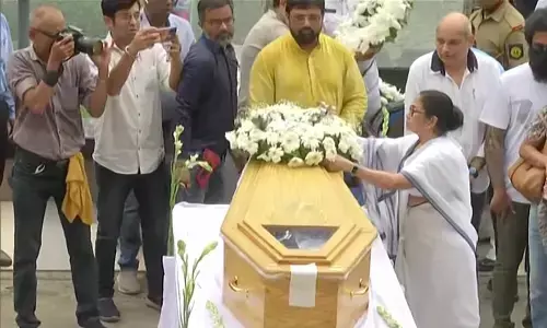 West Bengal Chief Minister Mamata ji paid last respect to singer KK in the presence of his family!