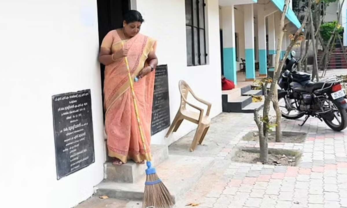 Teacher In Kerala Are Working As Sweeper