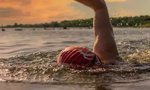 A Woman Swims From Bangladesh To India To Marry Her Lover