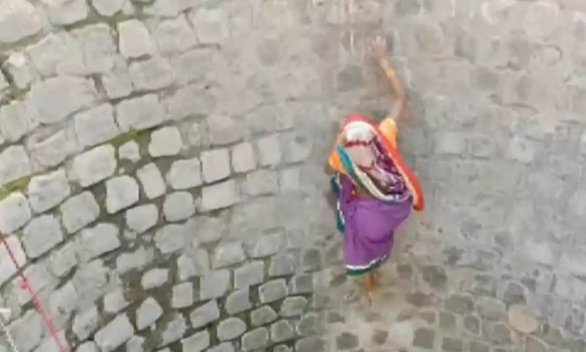Indian Woman Risking Life For Water