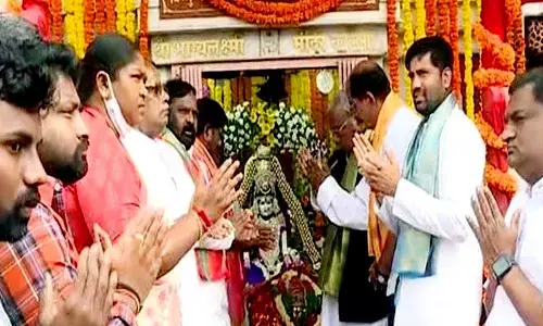 Charminar Masjid-Temple row: Cong leaders offer prayers at Bhagya Lakshmi temple