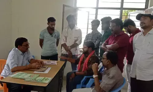 JSP leaders speaking to Dr B Jagannatha Rao, DMHO of Patvathipuram Manyam, in Parvathipuram on Saturday