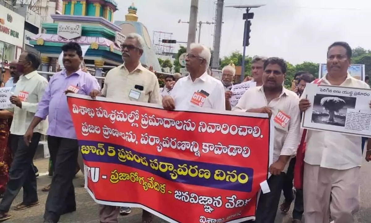 Members of CITU, Praja Arogya Vedhika and Jana Vijnana Vedika holding a rally in Visakhapatnam on Sunday