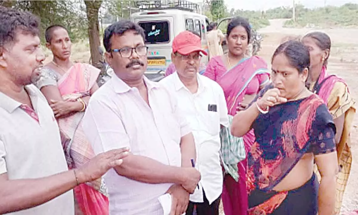 Leaders of Left parties and people’s associations interacting with the agitating farmers at Boddapadu village in Srikakulam district on Tuesday