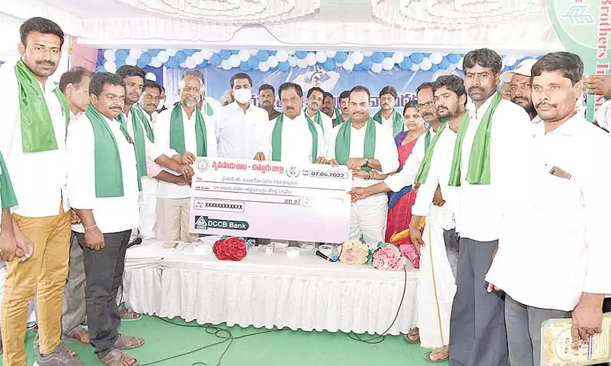 Deputy Chief Minister K  Narayana Swamy, MP N Reddappa, District Collector M  Harinarayanan and others handing over a cheque to farmers under YSR Yantra Seva Pathakam in Chittoor on Tuesday