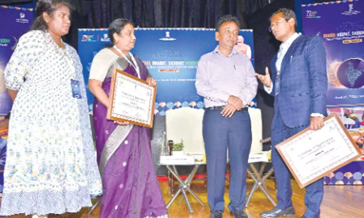 Vizag, Prakasam get national awards