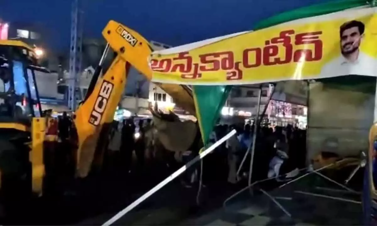 Tension erupts in Mangalagiri as TDP cadre tries to set up Anna Canteen