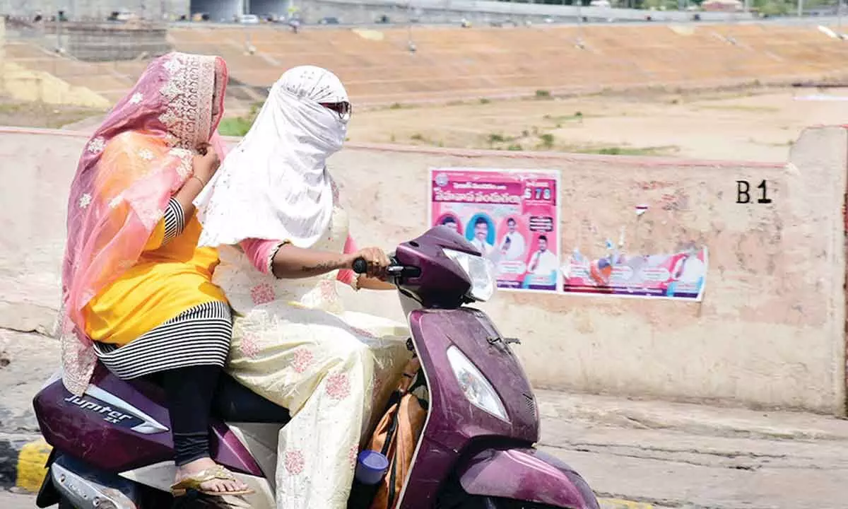 People cover themselves with clotehs to protect themsevels from heat in Vijayawada on Saturday ( Hans photo Ch Venkata Mastan)