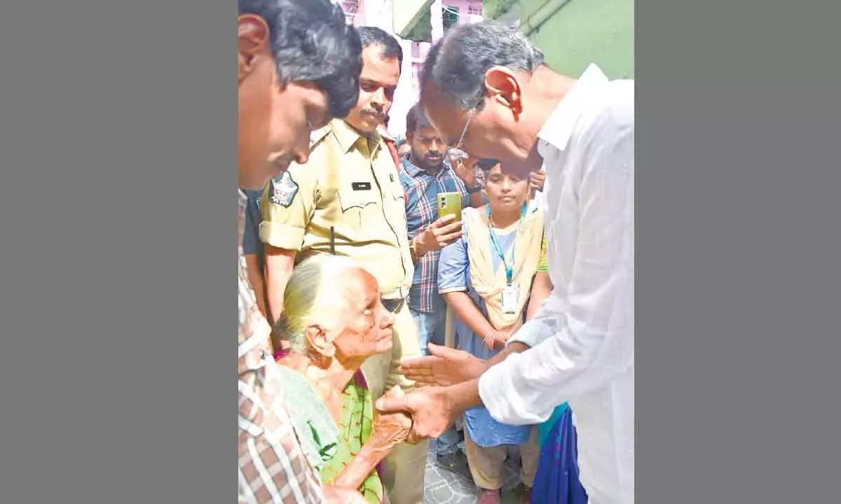 MLA Karunakar Reddy interacting with an octogenarian Sakunthalamma in Giripuram on Saturday
