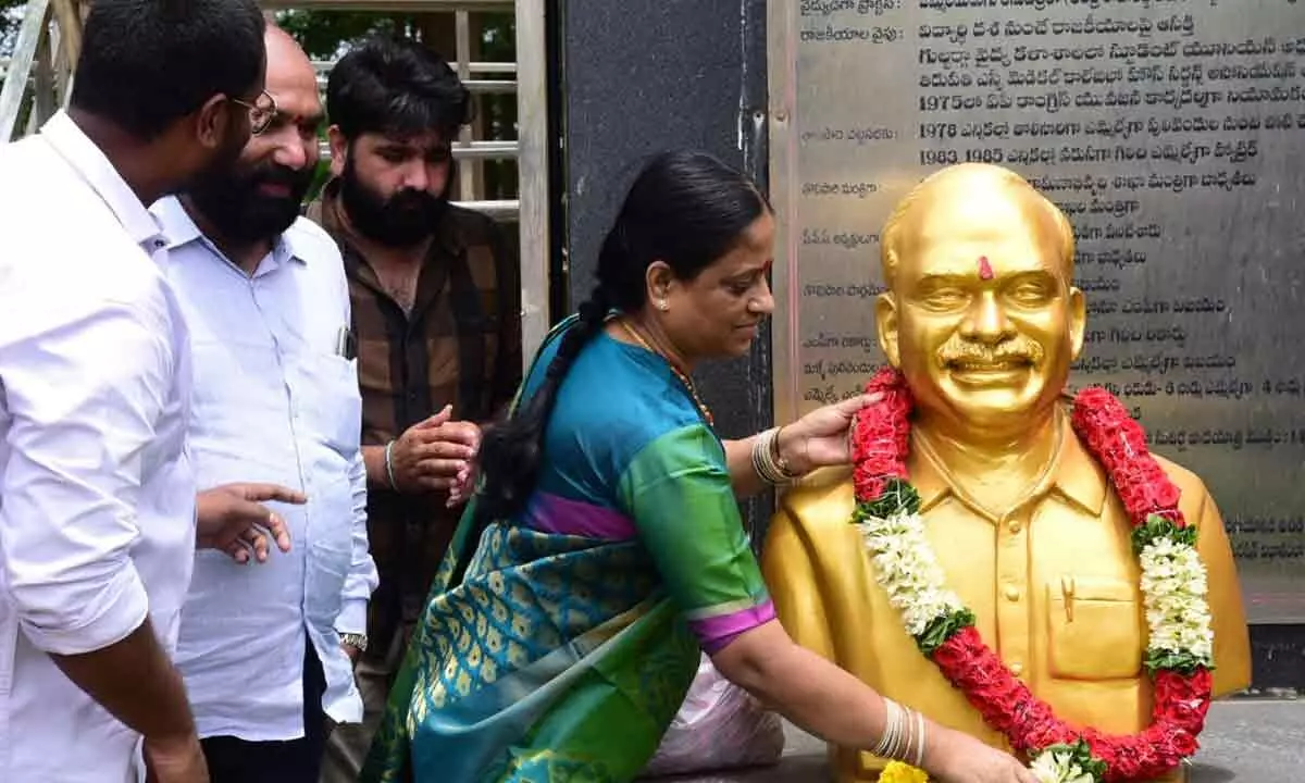Konda Surekha pays tribute to YS Rajasekhara Reddy in Vijayawada, says she is indebted to him
