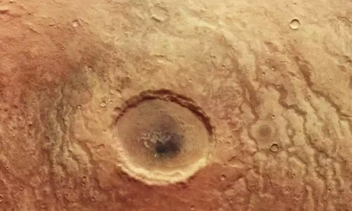 An unnamed crater in the Aonia Terra on Mars, in true color. (ESA/DLR/FU Berlin)