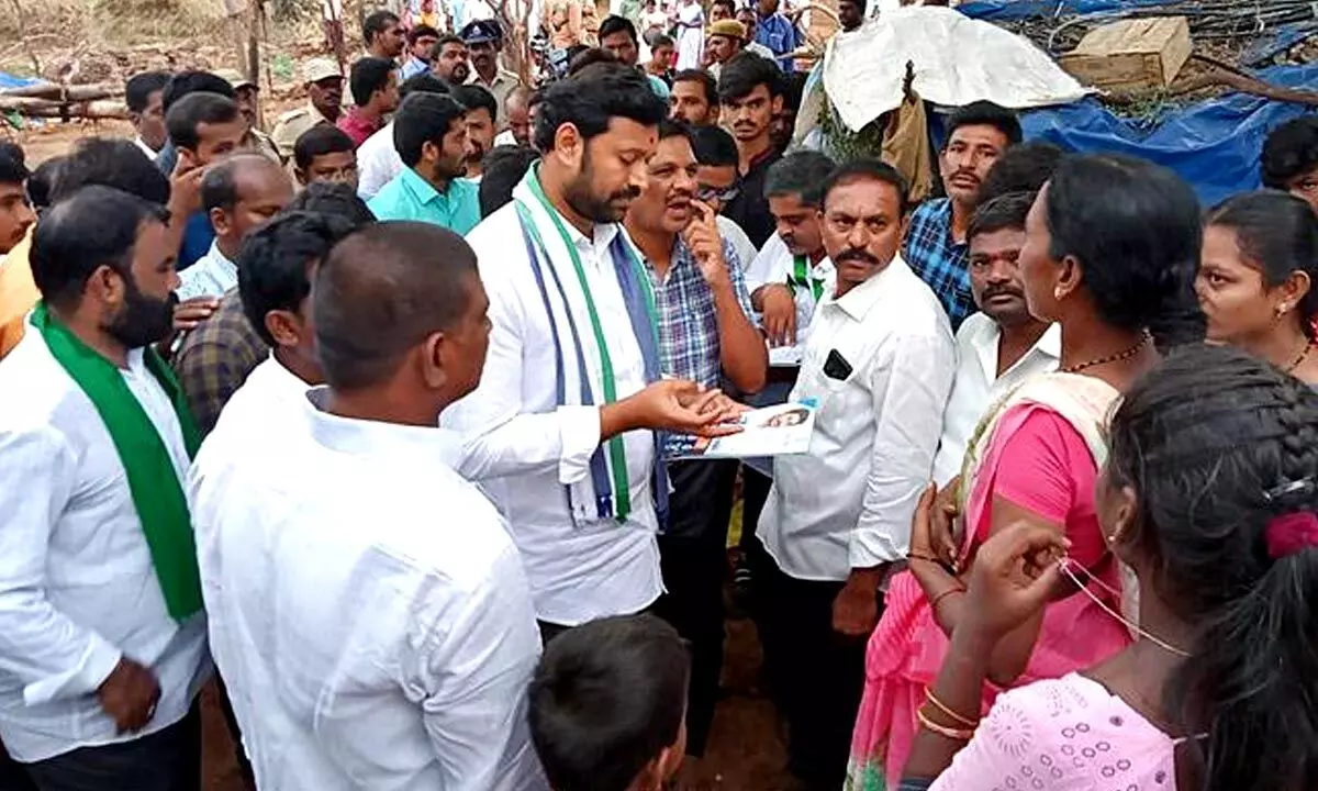 YSRCPs Gadapa Gadapaku Mana Prabuthavam program gets a good response in Kadapa