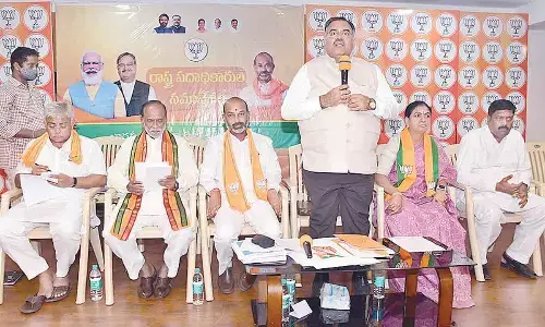 KCR day-dreaming about national politics ;says Tarun Chug