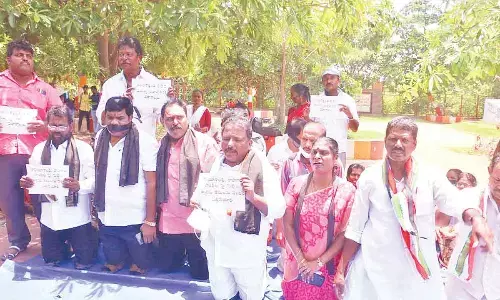 APCC president Sake Sailajanath and party leaders staging a kneel down protest in Visakhapatnam on Tuesday
