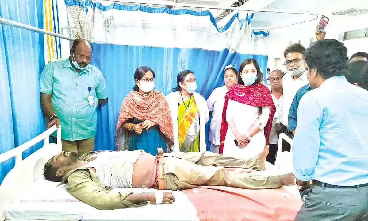 Mayor Dr R Sirisha and Commissioner Anupama Anjali enquiring about the health condition of sanitary worker Mahesh at Ruia hospital in Tirupati on Wednesday