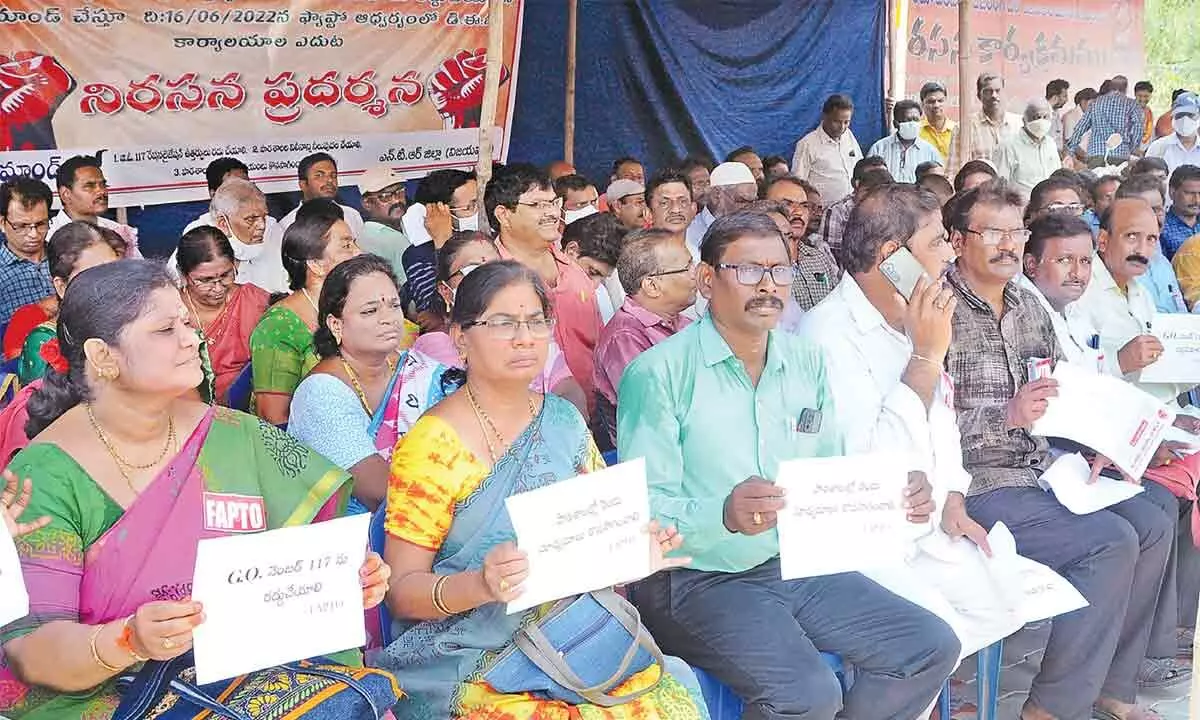 Federation of Andhra Pradesh Teachers Organisations leaders and members staging  a protest against the Go No 117 at Dharna Chowk in Vijayawada on Thursday