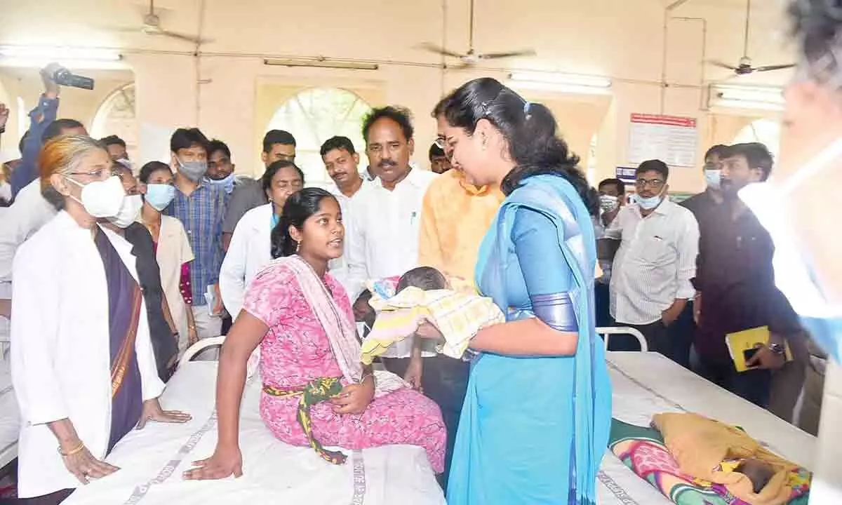 Health Minister Vidadala Rajini holding an infant at KGH when she visited the hospital in Visakhapatnam on Friday