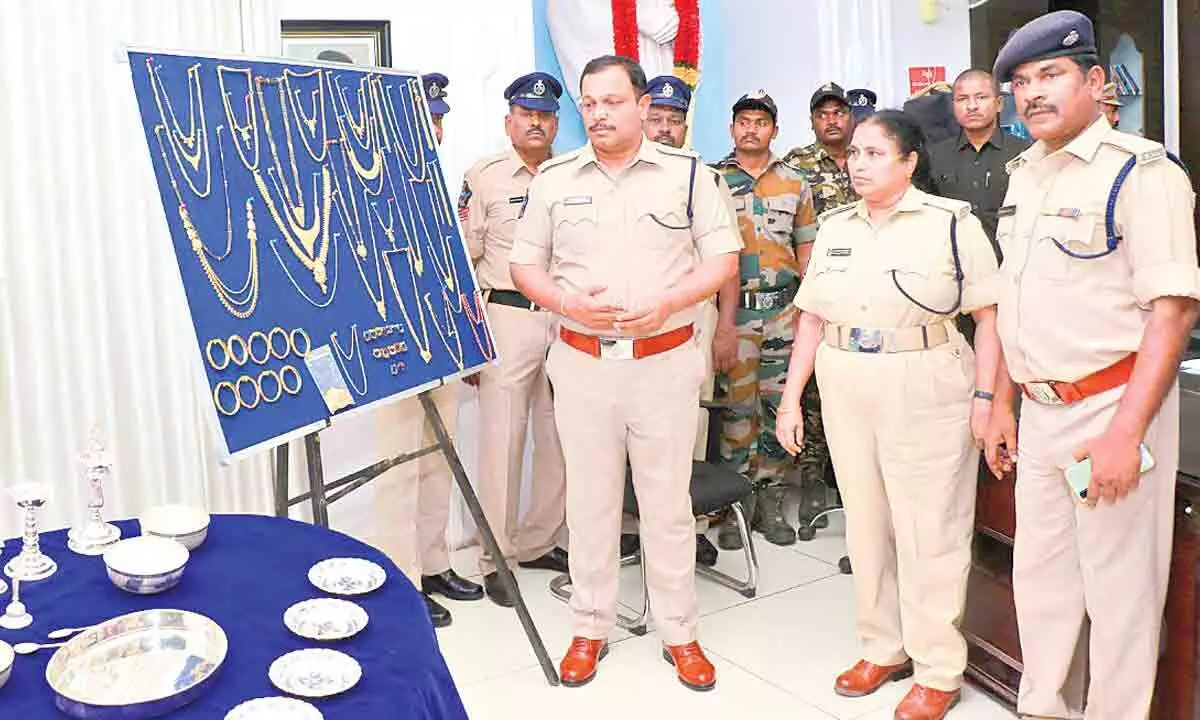 Superintendent of Police P Parameswar Reddy along with ASP (crime) Vimala Kumari examines the recovered stolen ornaments from the interstate thieves at DPO in Tirupati on Friday
