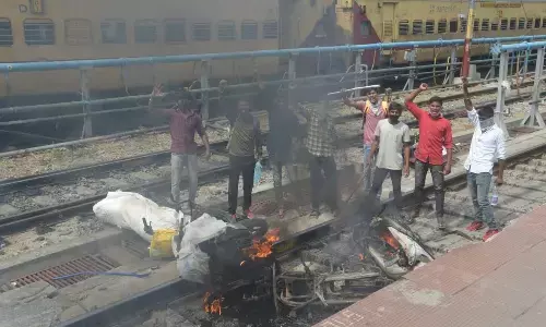 Agnipath protestors refuse to leave Secunderabad Rly