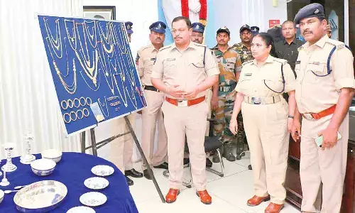 Superintendent of Police P Parameswar Reddy along with ASP (crime) Vimala Kumari examines the recovered stolen ornaments from the interstate thieves at DPO in Tirupati on Friday