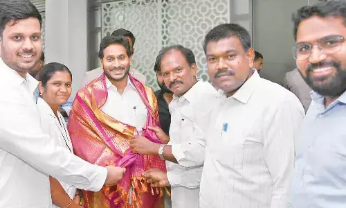 Members of Village/Ward Secretariats Employees Association felicitating Chief Minister Y S Jagan Mohan Reddy at his camp office in Tadepalli on Friday