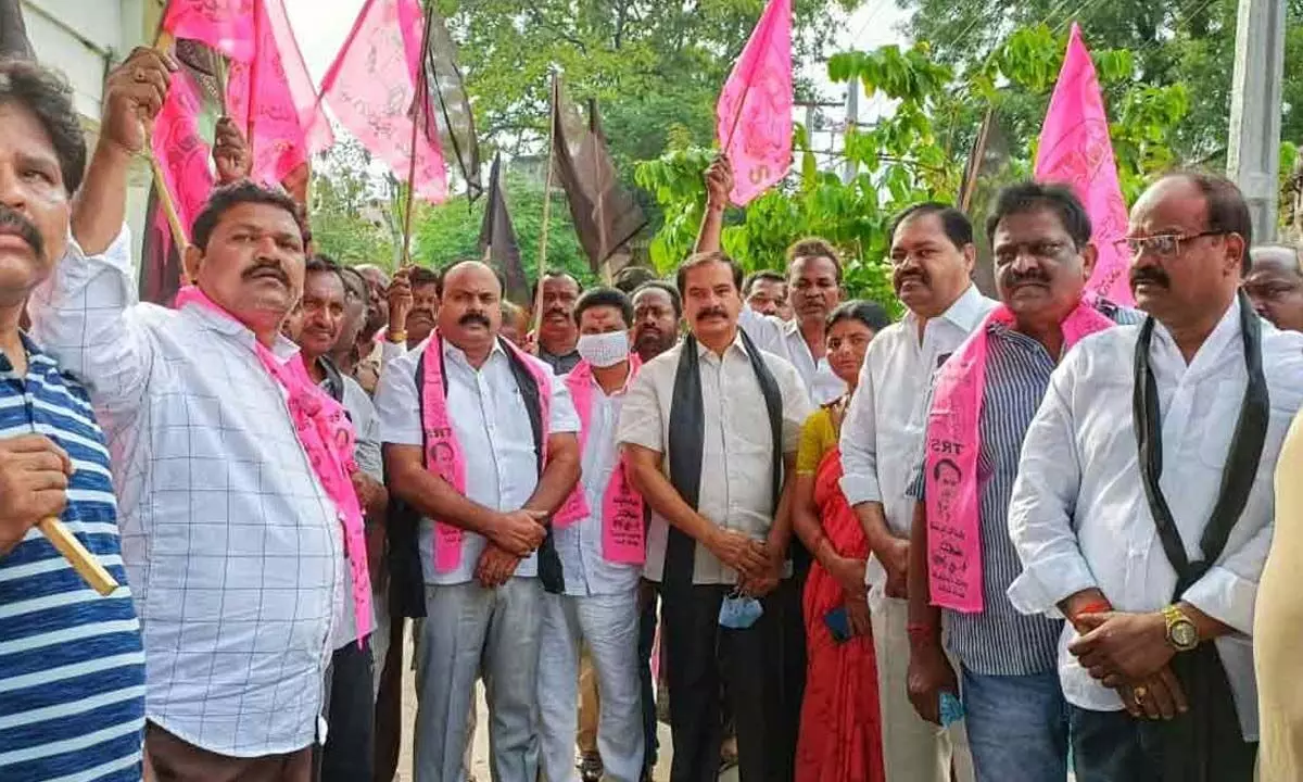 Several people including the TRS party activists, and leaders on Saturday gathered at the Mahatma Gandhi Memorial Hospital herein Warangal