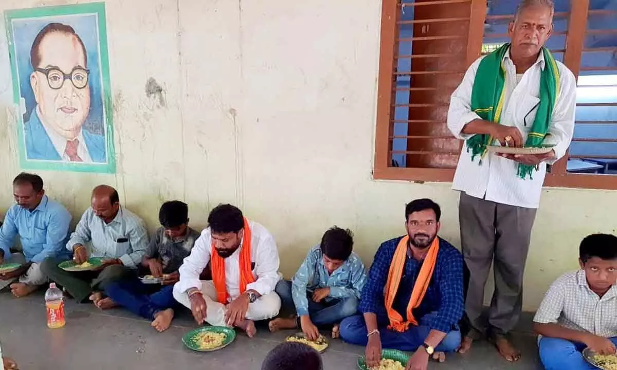 BJP leaders having lunch along with students during Badi-Bata programme in Sathupalli on Saturday