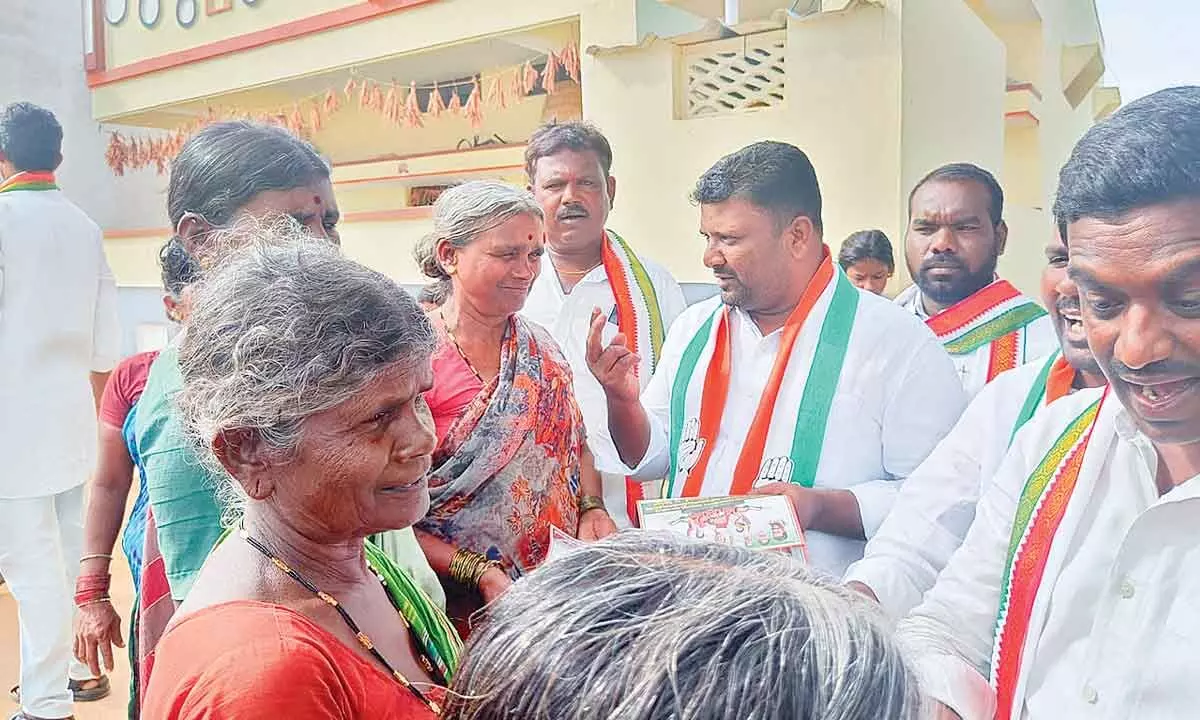 Congress party leader Siraj Quadri and others explaining about the Warangal  Declaration and its features to the people at Tanakara village in Mahabubnagar on Sunday