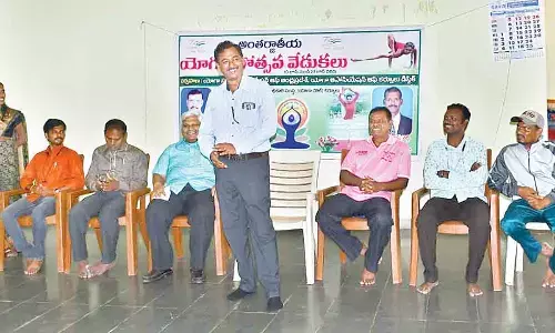 District Sports Authority Chief Executive Officer PV Ramana addressing the 8th International Yoga Day inaugural ceremony at outdoor stadium in Kurnool on Sunday