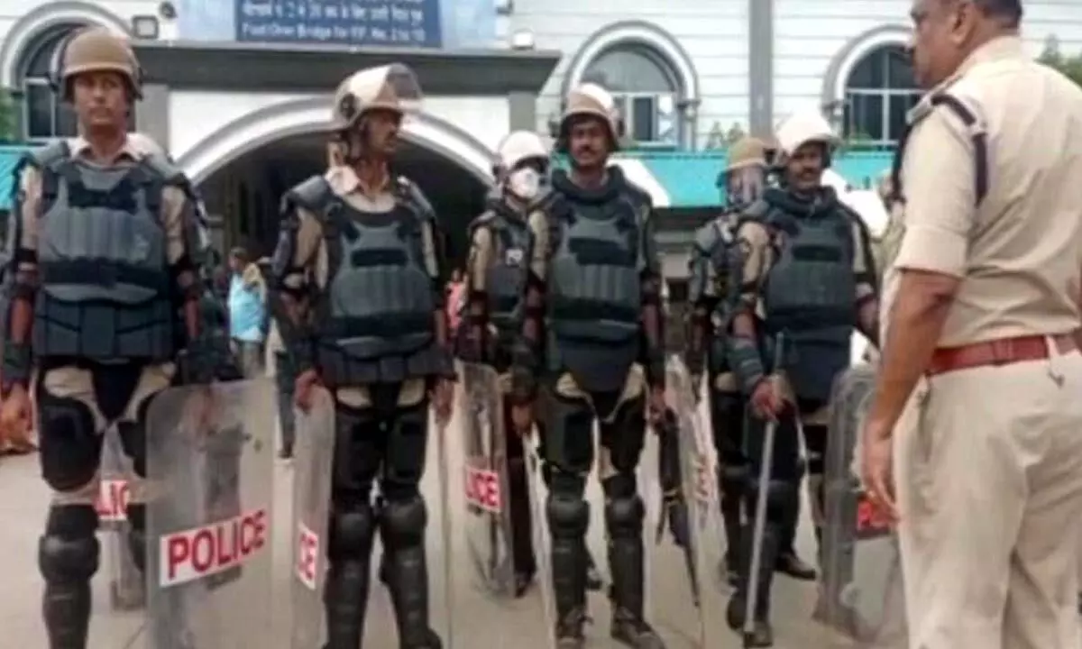 Vijayawada observes Bharat bandh against Agnipath scheme, police set up security