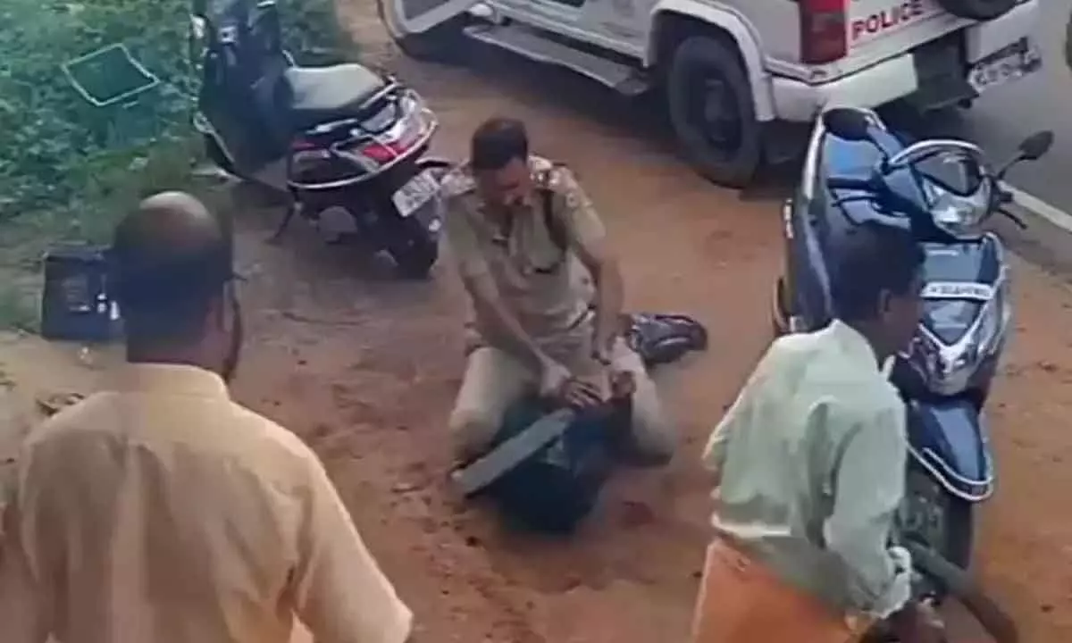 Watch The Trending Video Of A Kerala Cop Fighting Man Wielding Machete