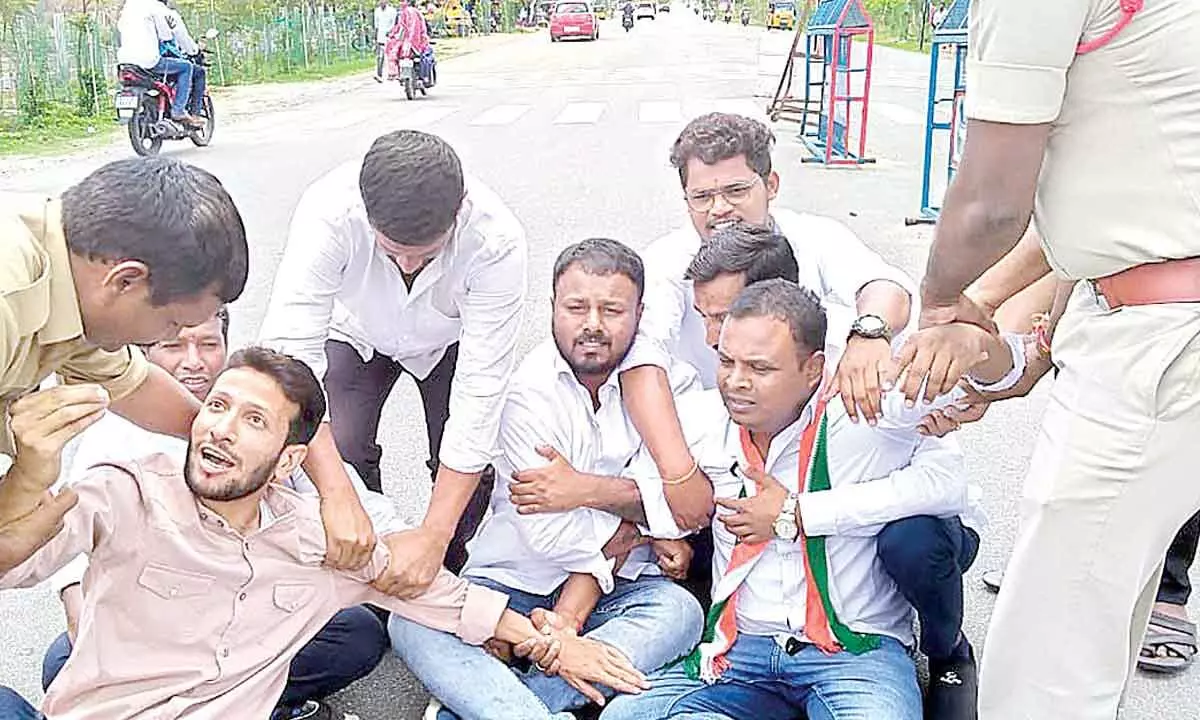 Police arresting Youth Congress leaders in Nizamabad on Monday