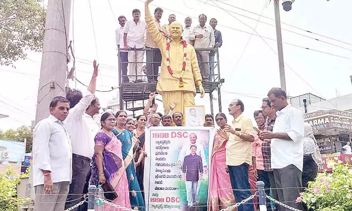 DSC 1998 qualified candidates after performing Palabhishekam to the statue of former Chief Minister Y S Rajasekhara Reddy in Kurnool on Monday