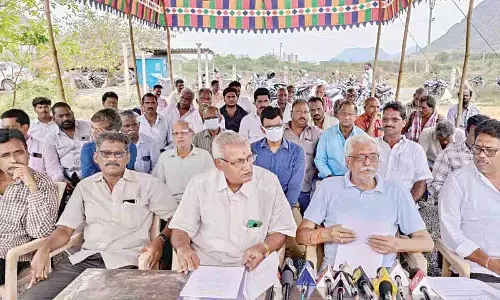 Jakkampudi Land Owners Welfare Association members addressing the media at YSR Colony in Jakkampudi on Monday