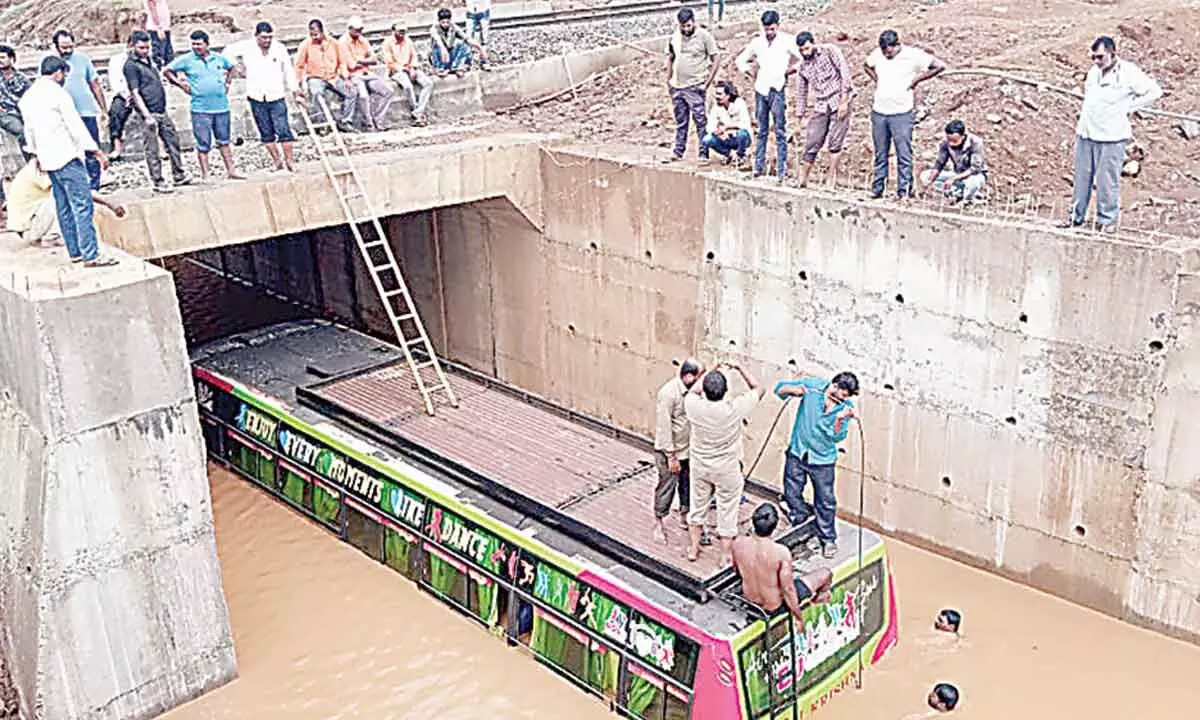 Rangareddy: Cops, locals come to rescue of baraatis stuck in floodwater