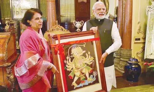 Modi breakfasts with Wadiyars at Mysuru Palace