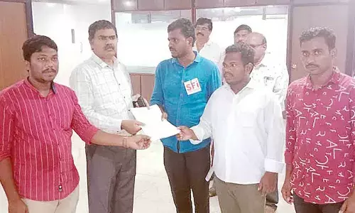 SFI leaders submitting a representation to Commissioner of Intermediate Board Seshubabu in Vijayawada on Tuesday