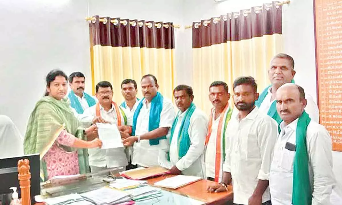 Provide Rythu Bandhu amount to farmers, demands Congress