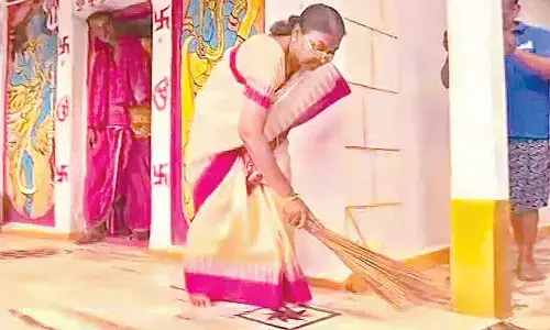 Prez-next Murmu sweeps temple on way to Delhi