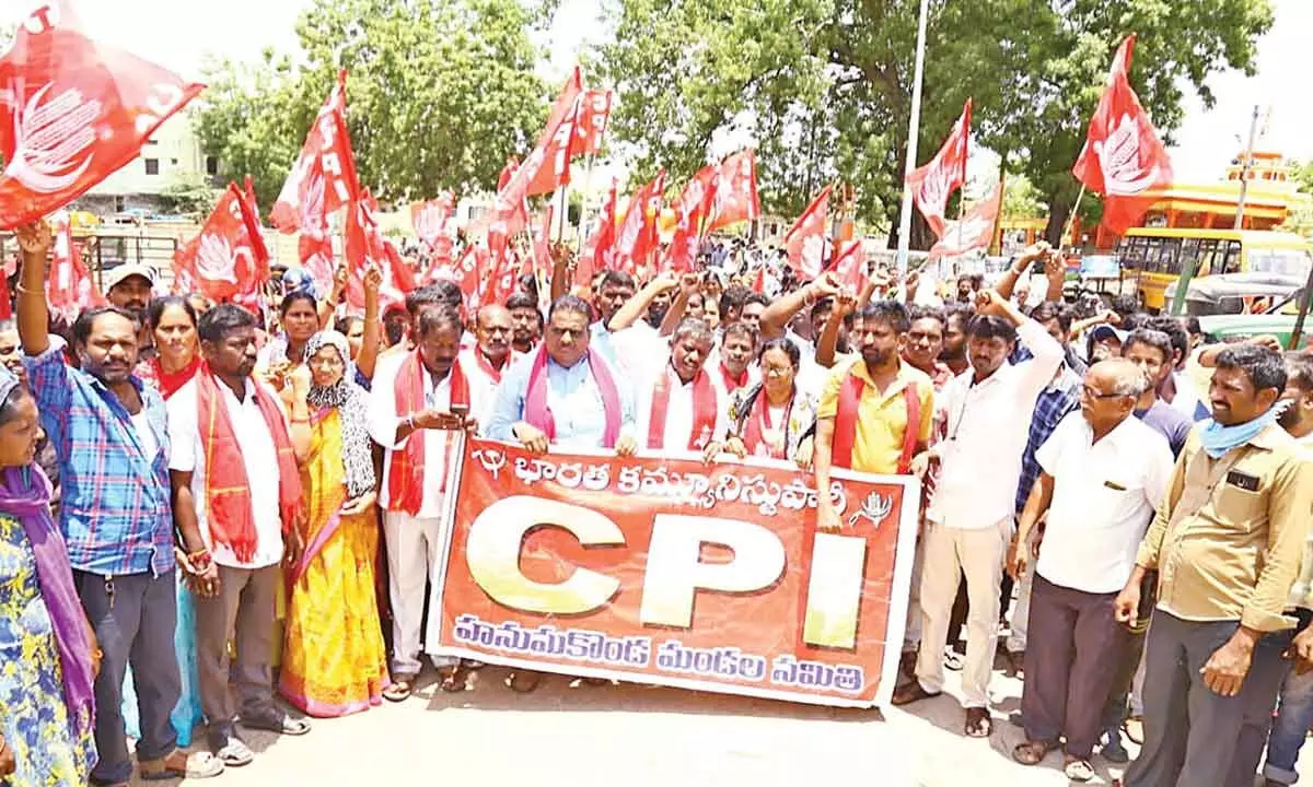 Poor people led by CPI stage rasta roko at Pegadapally Dabbalu area in Hanumakonda on Thursday