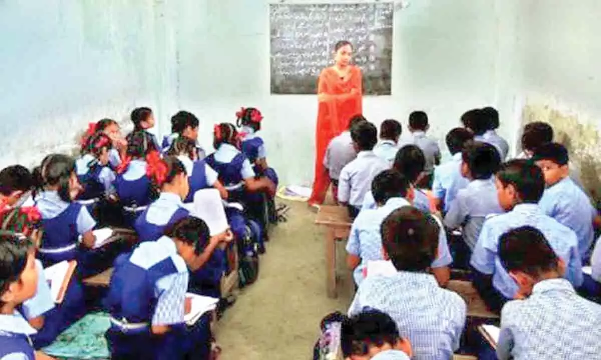 The state government issued orders on Friday entrusting the supervision and administrative responsibilities of the municipal schools to education department like government and panchayat raj schools.